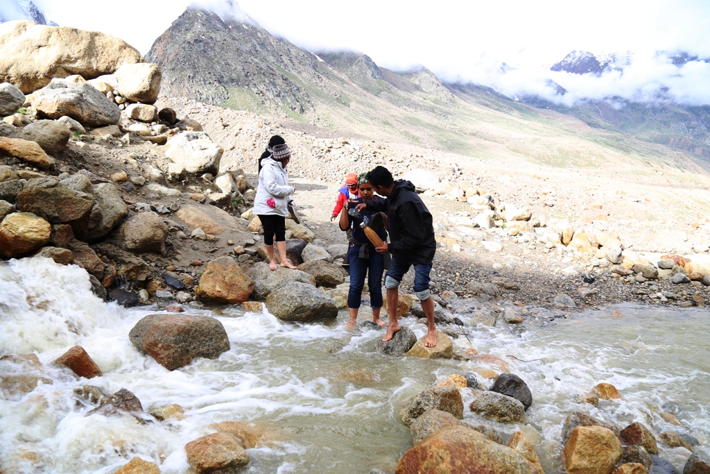 crossing streams in lahaul - Copy.JPG